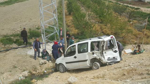 Karamanda kamyonet ile hafif ticari araç çarpıştı: 12 yaralı