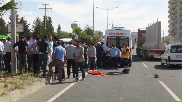 Kamyonetin çarptığı anne ve oğlu öldü