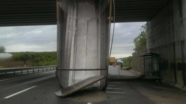 Kamyonun açılan damperi üstgeçide çarptı: 1 yaralı