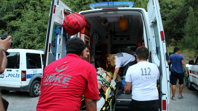 Kanyondan uçuruma yuvarlanan kişiyi UMKE kurtardı