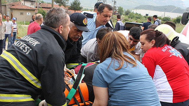 Karabük'te otomobil aydınlatma direğine çarptı: 2 yaralı