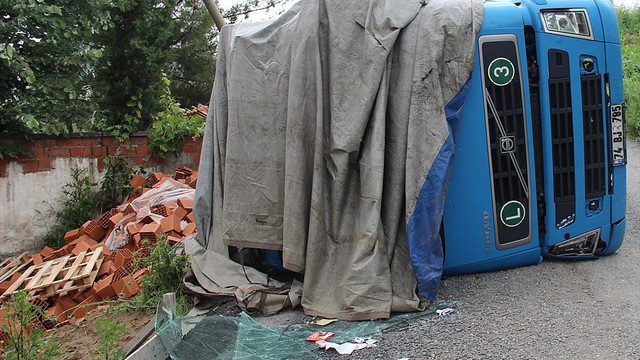 Karabük'te tuğla yüklü tır devrildi: 2 yaralı