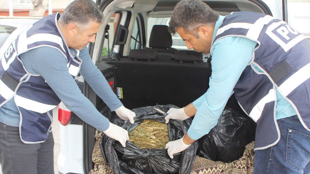 Osmaniyede karpuz yüklü TIRla kaçak sigara sevkiyatı