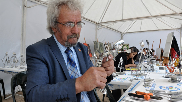 Kaşık ve çataldan heykel sergisi