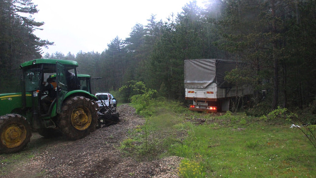 Kastamonu'da freni boşalan kamyon ağaçlara çarparak durabildi