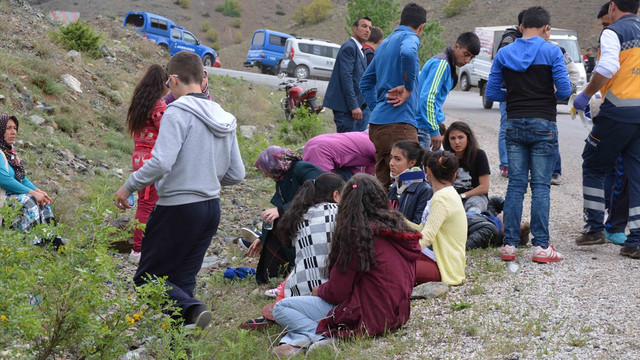Kayseride öğrencileri taşıyan midibüs devrildi: 25 yaralı