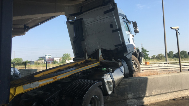 Kaza yapan tır, TEM gişelerine çarparak durabildi: 3 yaralı