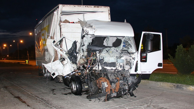 Kazada yola savrulan kutu ve yağ, trafiği aksattı