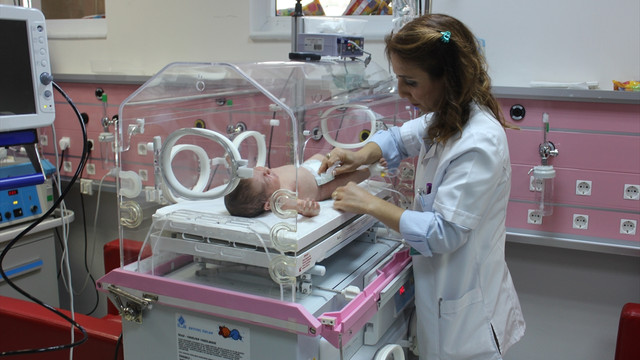 Kazadan kurtulan bebeğe doktor annelik yaptı