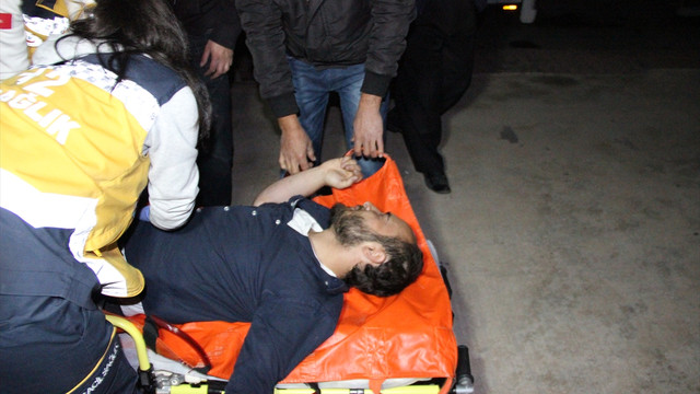 Kendisini tuvalete kilitleyen genci itfaiye ekibi çıkardı