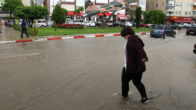 Kırklareli'de sağanak ve dolu etkili oldu
