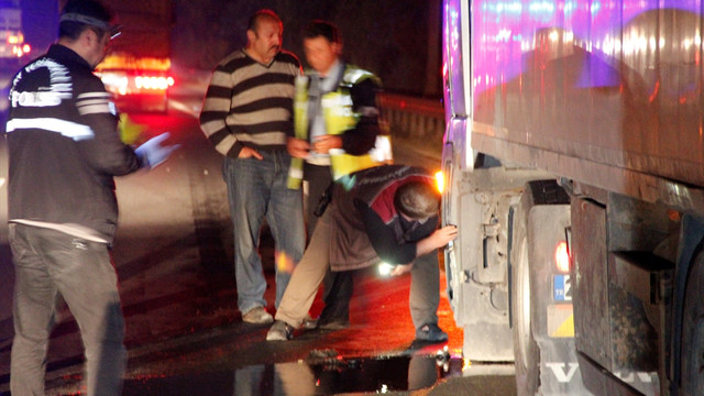 Kocaeli'de bir polisin tırın lastiğine ateş ettiği iddiası