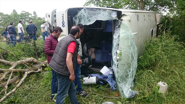 Kocaelide cenaze yolunda kaza: 12 yaralı