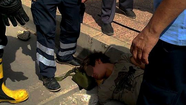 Kolu menfezin ızgarasına sıkışan çocuğu itfaiye kurtardı