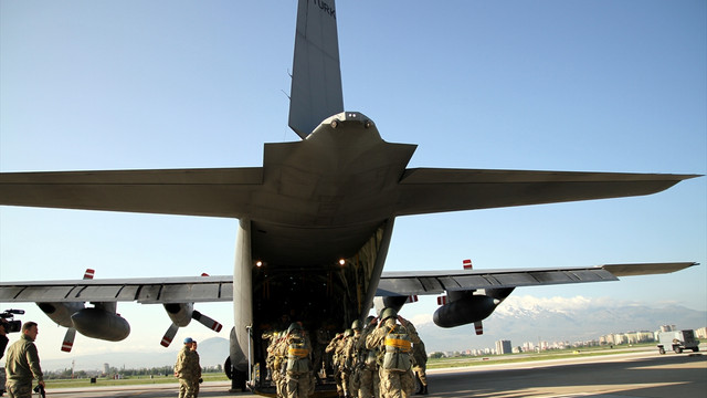 Komandolar göz doldurdu