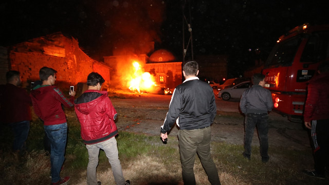 Konya'da park halindeki otomobil yandı