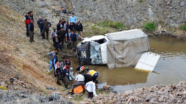 Kütahya'da kamyonet devrildi: 2 ölü