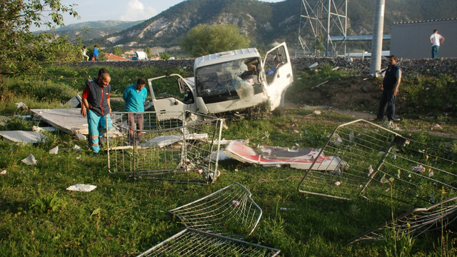 Kütahya'da yük treninin çarptığı kamyonetin sürücüsü ağır yaralandı