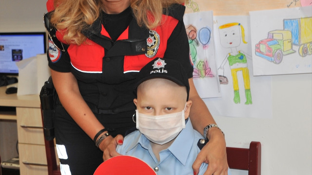 Lösemili çocuğa yılın polisi sürprizi