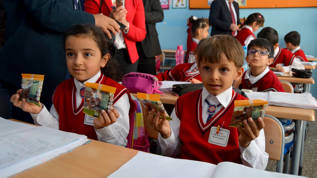Malatya'daki okullarda kuru üzüm dağıtımına başlandı