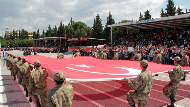 Manisa'da eğitimlerini tamamlayan askerler yemin etti