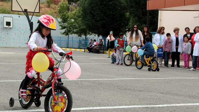 Manisa'daki özel öğrencilere askerlerden bisiklet