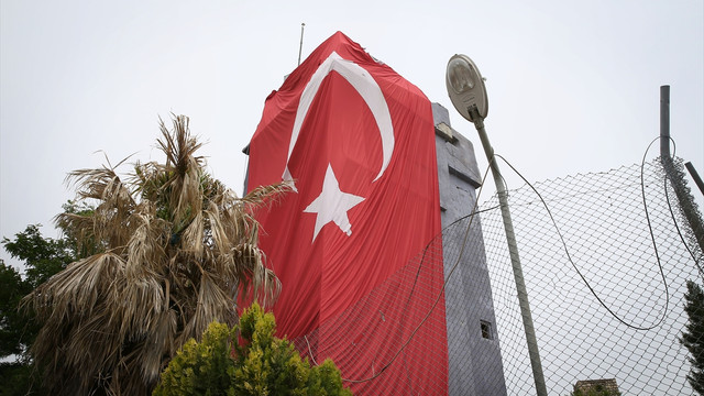 Mardinde bombalı saldırı düzenlenen karakola Türk bayrağı asıldı