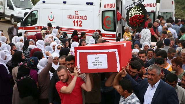 Şehit köy korucuları Mardinde toprağa verildi