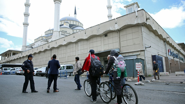 Mardin'den bisikletle yola çıkan Suriyeli aile Ankara'da