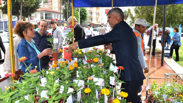 Mersin'de annelere 5 bin çiçek