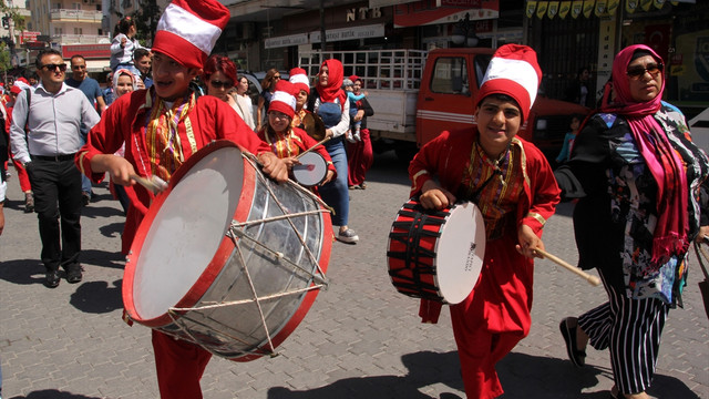 Mersin'de engelli öğrenciler mehter eşliğinde yürüdü