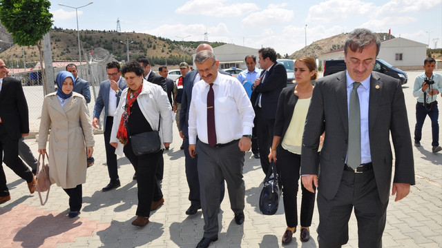 Milletvekilleri sığınmacıların konakladığı kampları inceledi