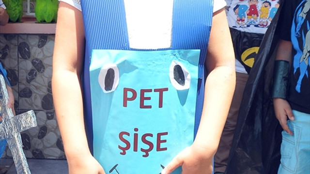 Miniklerden plastik bardaktan gelinlik, gazoz kapağından giysi