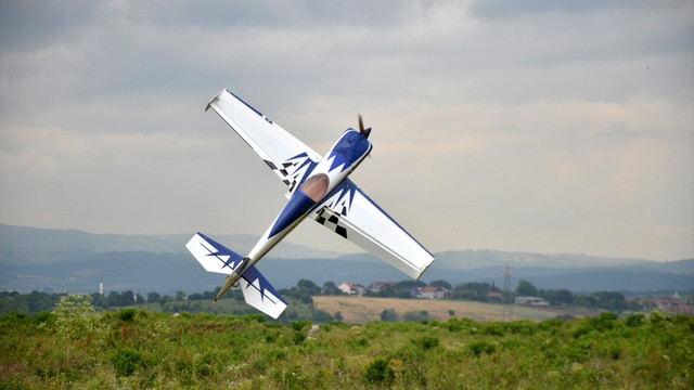 Model uçak tutkunları hünerlerini sergiledi