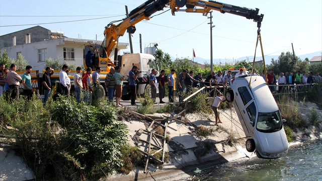 Muğlada otomobil su kanalına düştü: 2 yaralı
