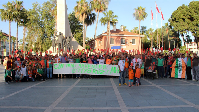 Multigruop Alanyaspor'lu taraftarlardan kartlı  protesto