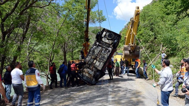 Munzur Çayı'na düşen otomobildeki 2 öğretmen öldü