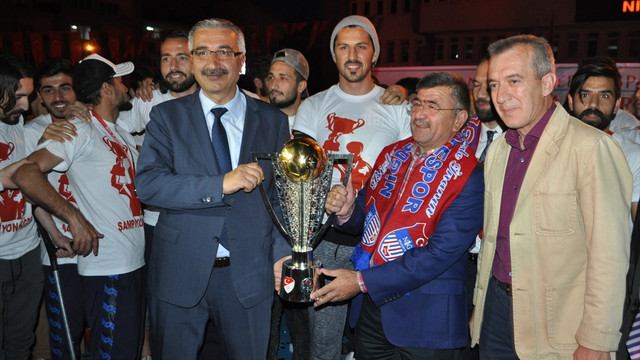 Niğde Belediyespor takımı coşkuyla karşılandı