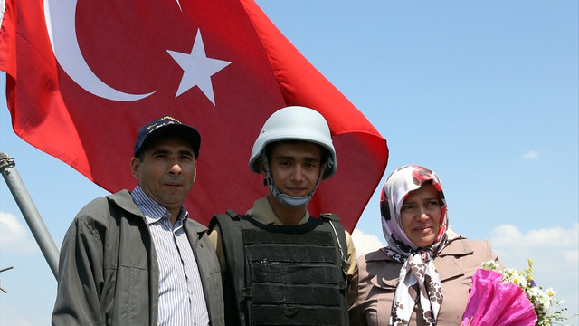 Nöbetteki askerlere Anneler Günü sürprizi