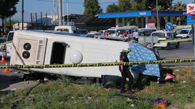 Aydında öğrenci servisiyle otomobil çarpıştı: 2 ölü 14 yaralı