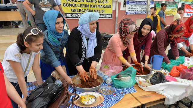 Öğrenciler, Suriye sınırında 3 dilde konser verdi