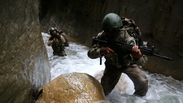 Eğirdir’de komandoların nefes kesen eğitimi