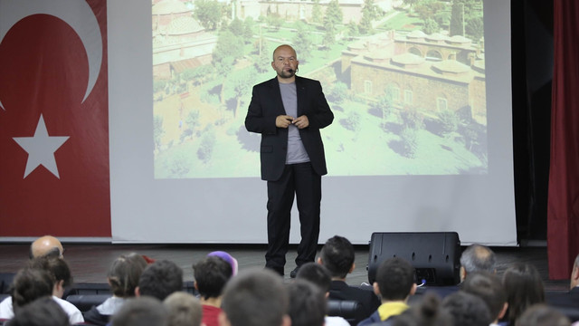 Osmanlı dizilerinde abuk sabuk bir manzara izliyoruz