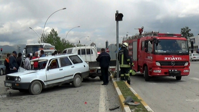 Otomobil ile kamyonet çarpıştı: 5 yaralı