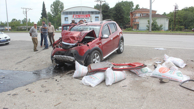 Otomobil park halindeki minibüse çarptı: 3 yaralı