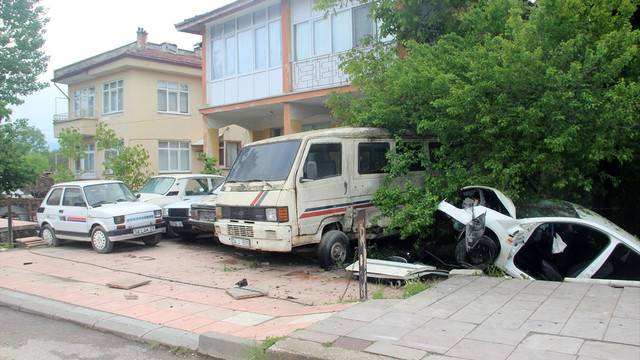 Otomobil park halindeki üç araca çarptı: 5 yaralı