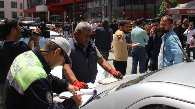 Otomobildeki bomba şüphesi yol kapattırdı