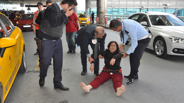 Özbek yolcu, havalimanında sinir krizi geçirdi