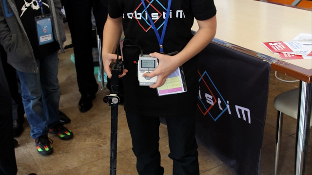 Özel yetenekli öğrenciler robot yarıştırıyor