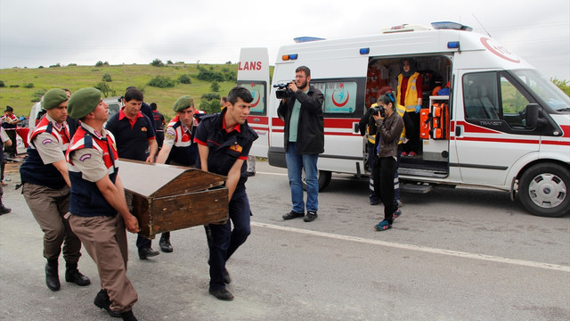 Panelvanla otomobil çarpıştı: 2 ölü, 1 yaralı